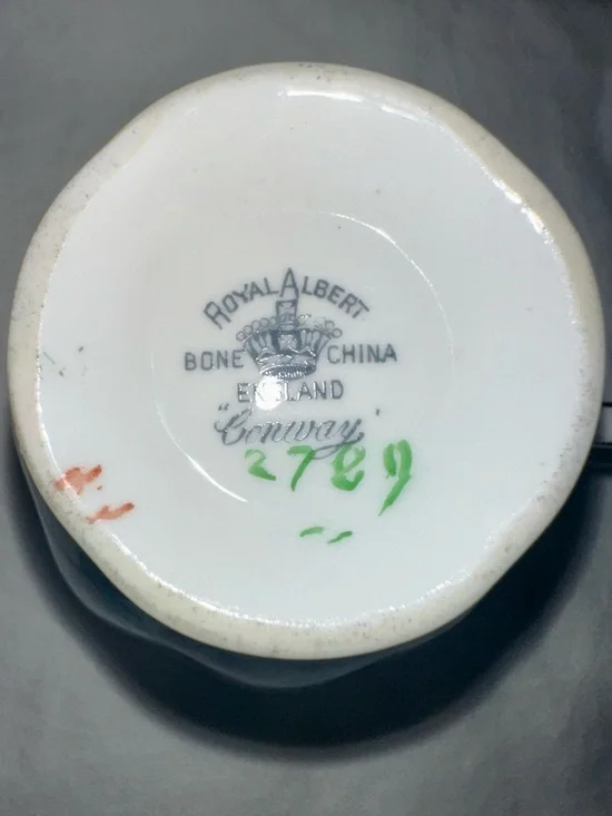 Vintage Royal Albert "Conway" Teacup and Saucer Set – Pink Roses, 22K Gold Trim - Picture 4 of 11